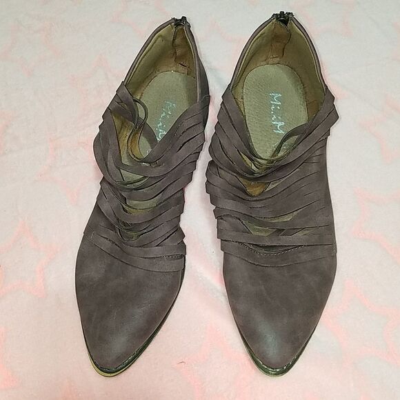 Boots size 10  - Picture 2 of 6